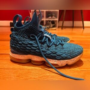 Nike LeBron 15